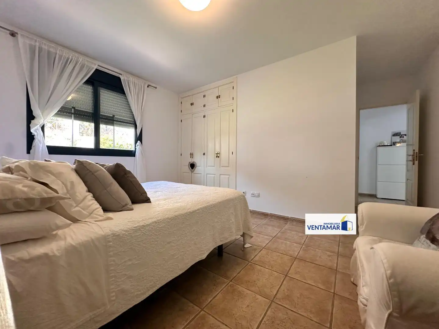 Schlafzimmer von Erdgeschoss zum Verkauf in La Alcaidesa mit Klimaanlage, Heizung und Privatgarten