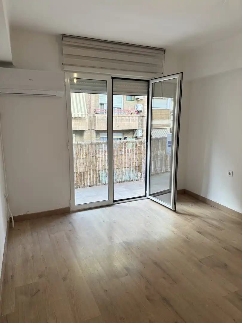 Balcony of Flat for rent in Mislata  with Air Conditioner, Oven and Washing machine