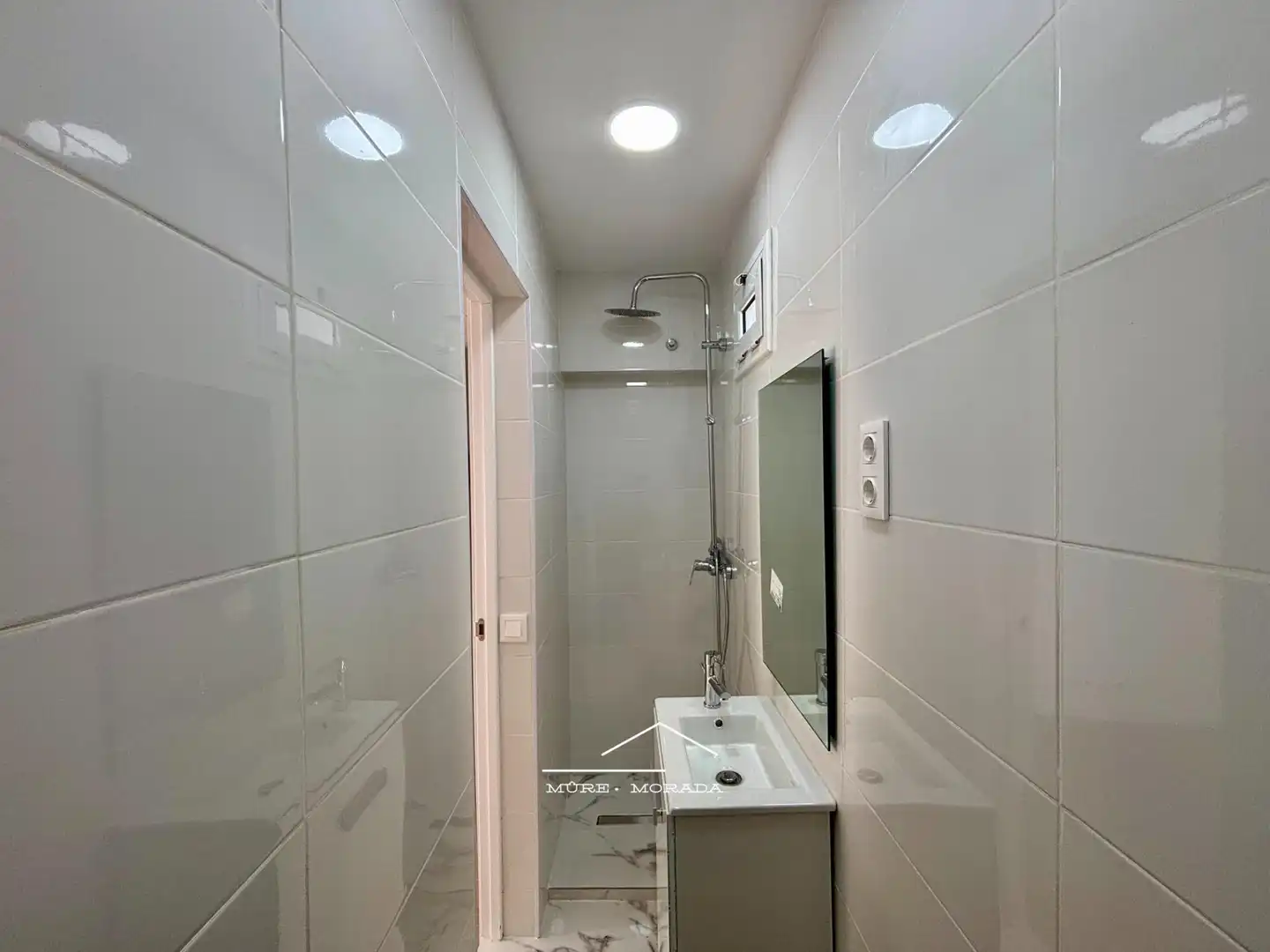 Bathroom of Flat for sale in Barcelona  with Parquet flooring and Terrace
