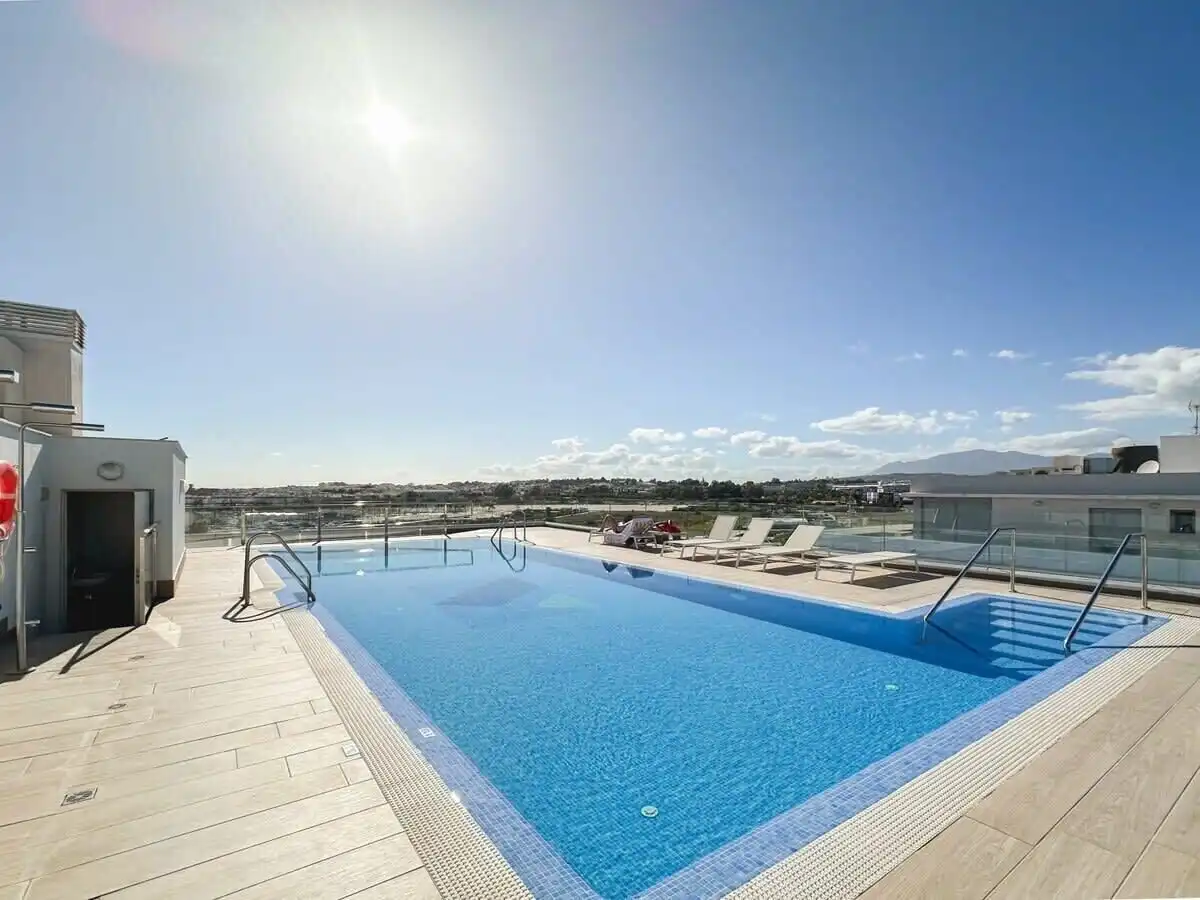 Schwimmbecken von Wohnungen zum Verkauf in Marbella mit Klimaanlage, Terrasse und Abstellraum