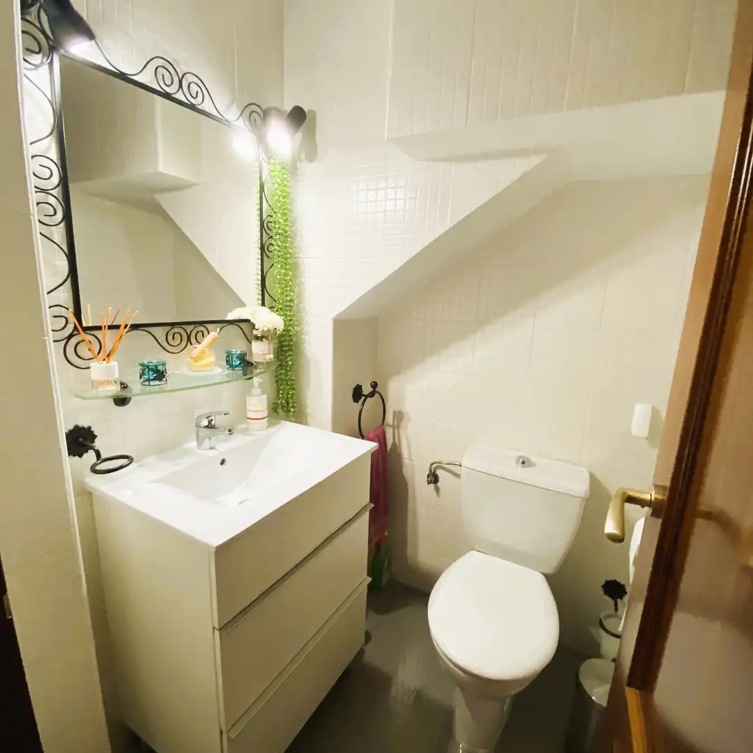 Baño de Casa adosada en venta en Dos Hermanas con Aire acondicionado, Parquet y Trastero
