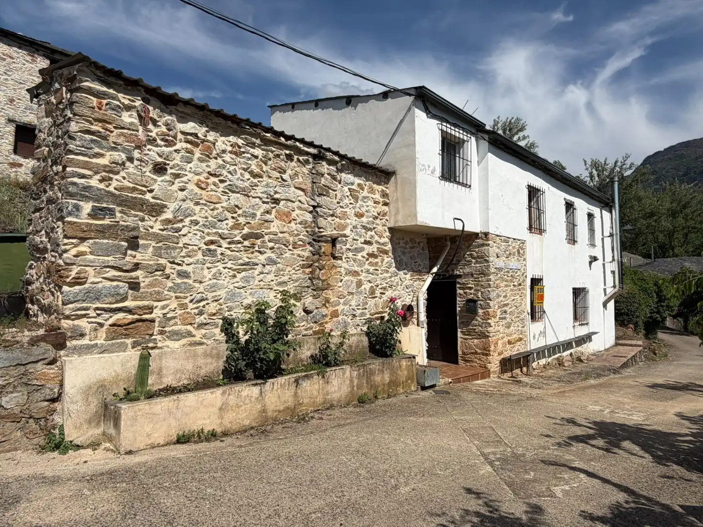 Exterior view of Houses for sale in Priaranza del Bierzo  with Furnished