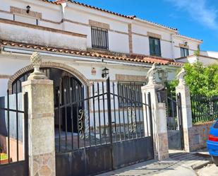Vista exterior de Casa adosada en venda en El Casar de Escalona amb Calefacció, Jardí privat i Terrassa
