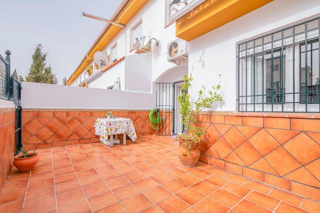 Casa adosada en Venta en Calle MULHACEN en Barrio de la Vega