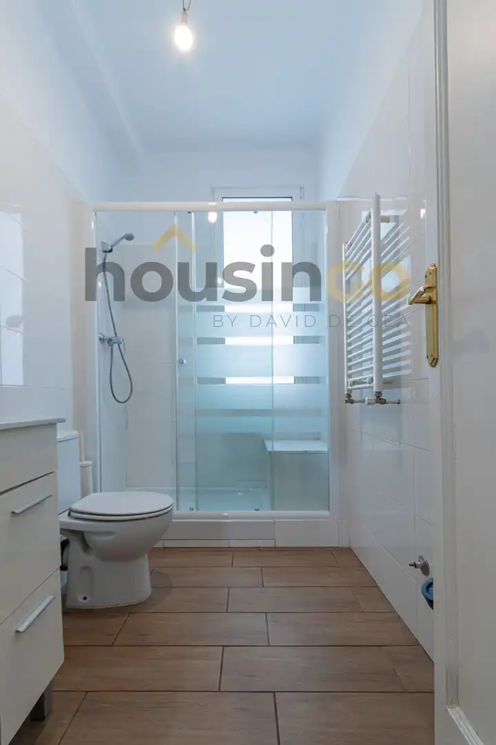 Bathroom of Office for rent in Madrid  with Air Conditioner, Heating and Balcony