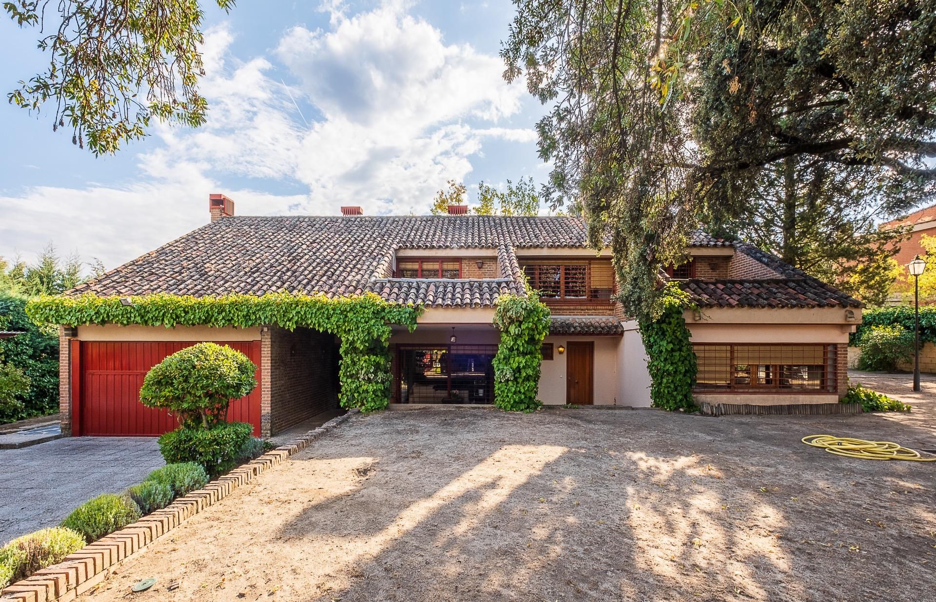 Exterior view of House or chalet for sale in El Escorial  with Air Conditioner, Heating and Private garden