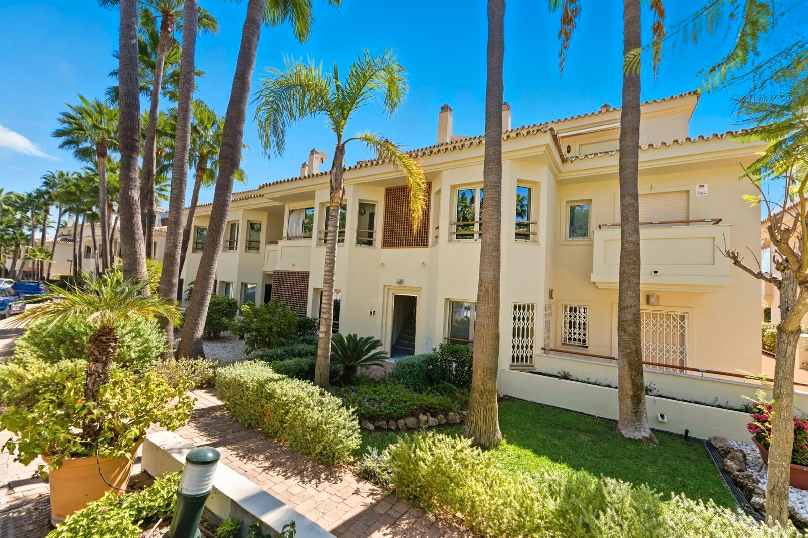 Vista exterior de Pis en venda en Marbella amb Aire condicionat, Terrassa i Moblat