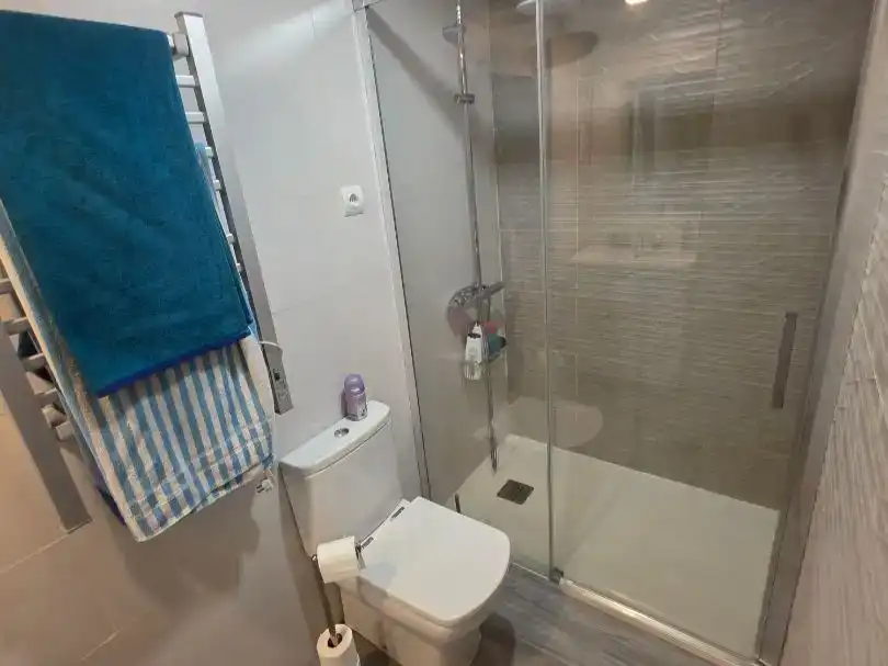 Badezimmer von Wohnung zur Miete in Gandia mit Klimaanlage, Schwimmbad und Möbliert