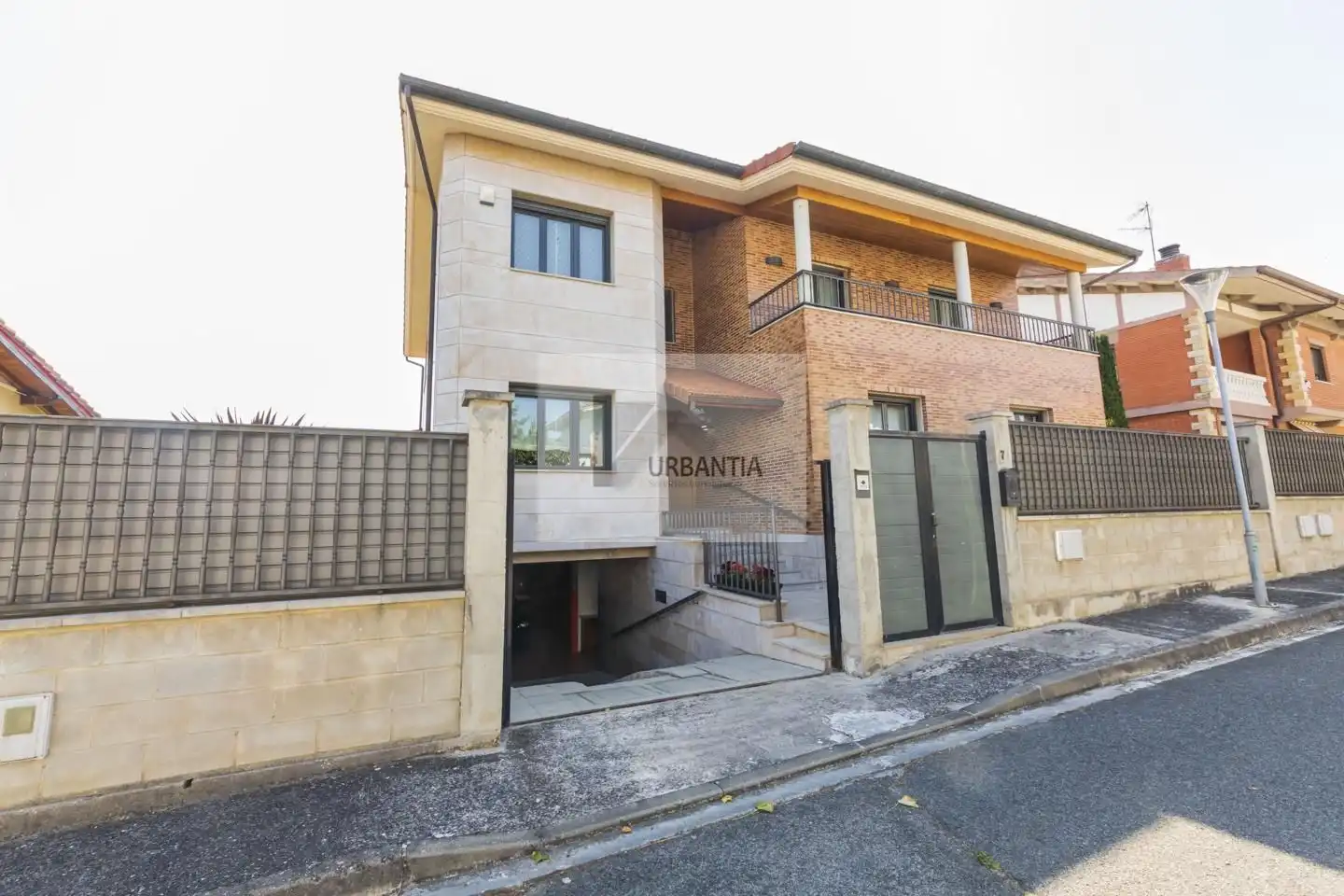 Vista exterior de Casa o chalet en venta en Cizur con Calefacción, Jardín privado y Parquet