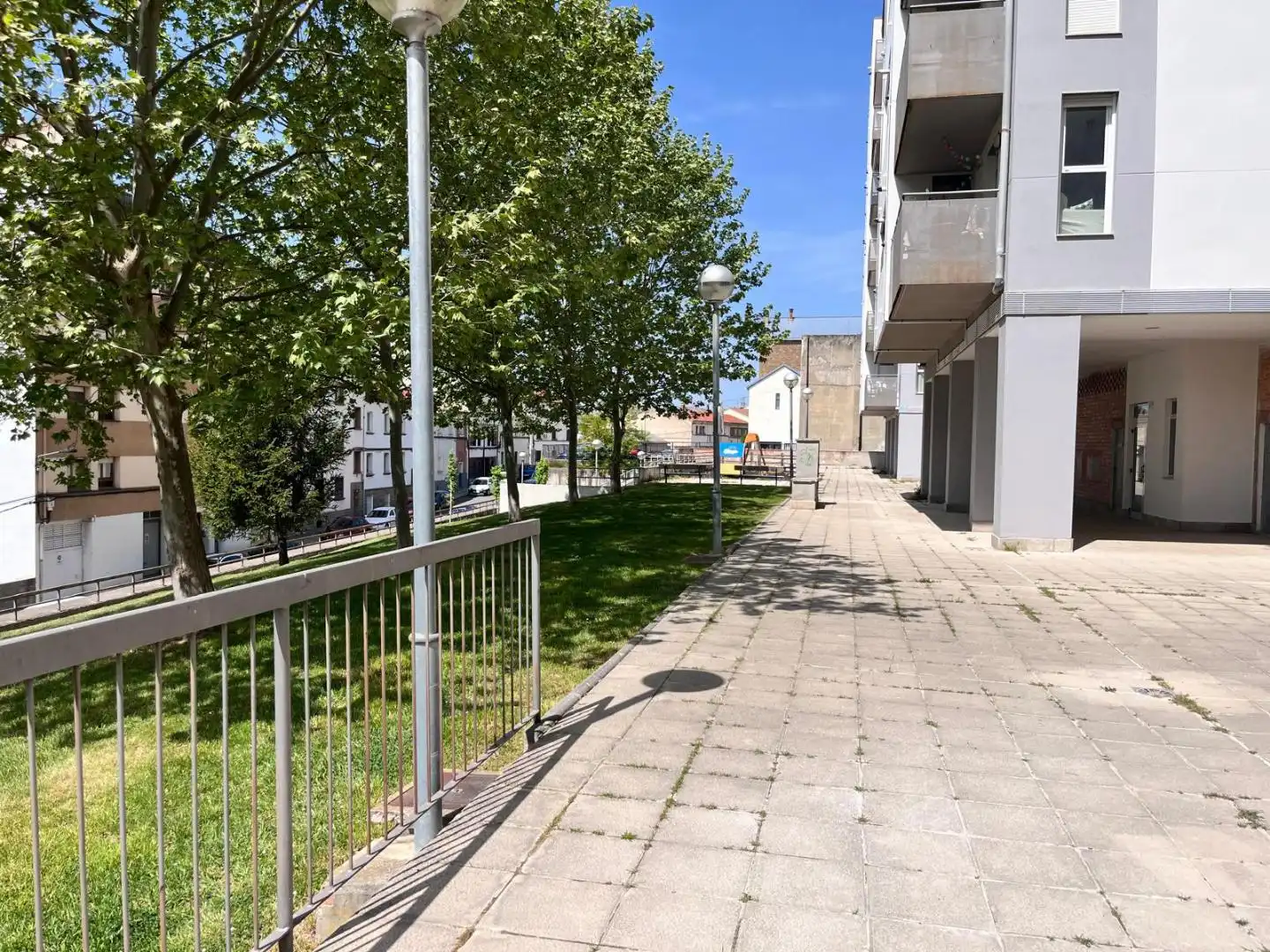 Außenansicht von Wohnung zum Verkauf in Sabiñánigo mit Terrasse und Abstellraum
