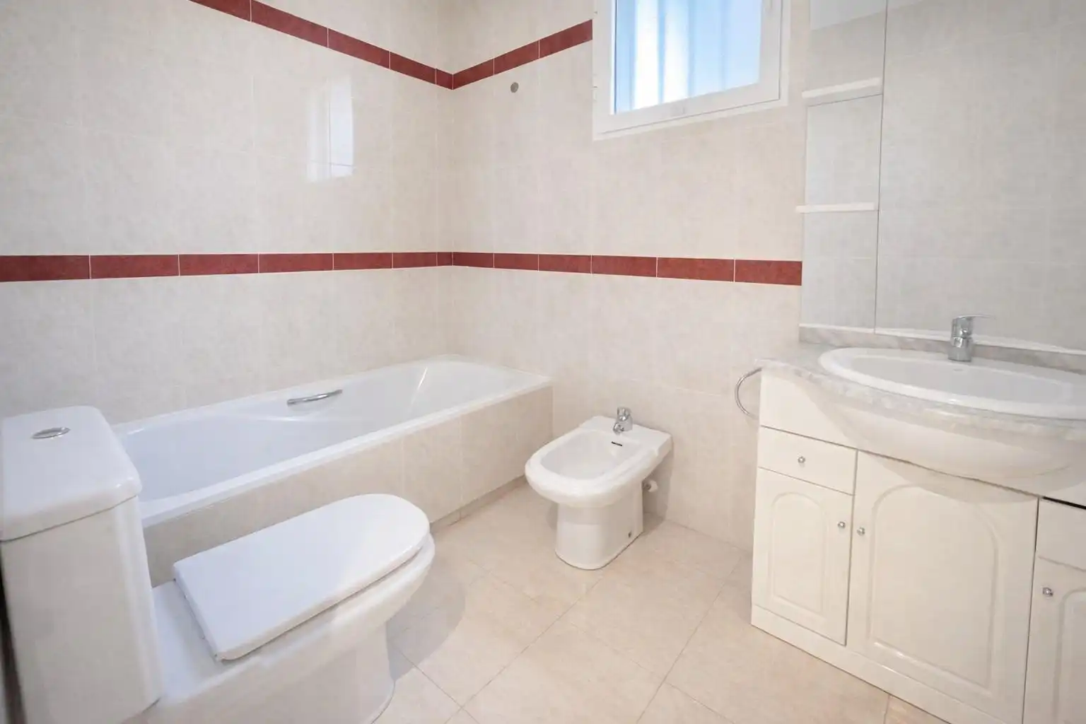 Badezimmer von Erdgeschoss zum Verkauf in Águilas mit Klimaanlage, Privatgarten und Möbliert
