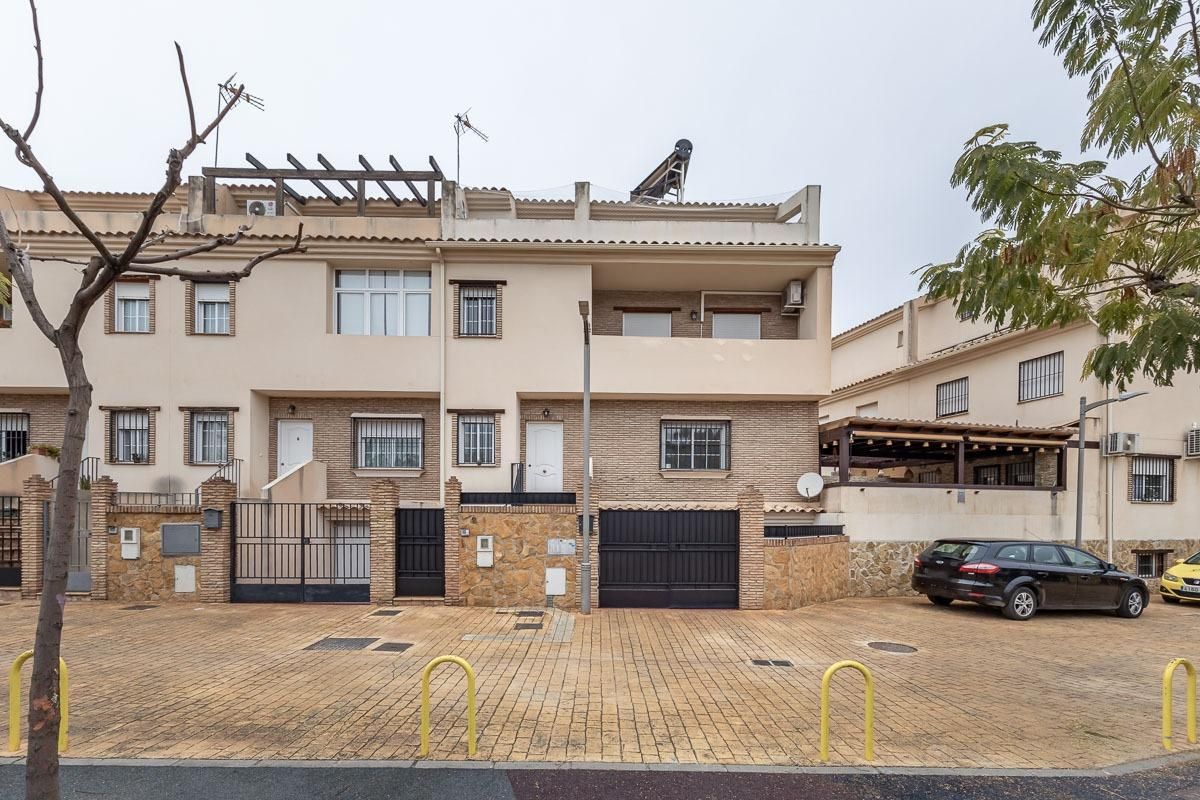 Exterior view of Single-family semi-detached for sale in Churriana de la Vega  with Air Conditioner, Heating and Private garden