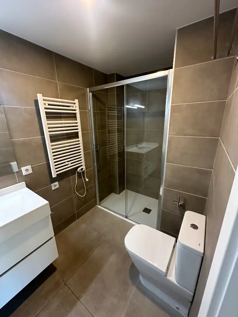 Bathroom of Flat for rent in L'Hospitalet de Llobregat  with Air Conditioner, Parquet flooring and Oven