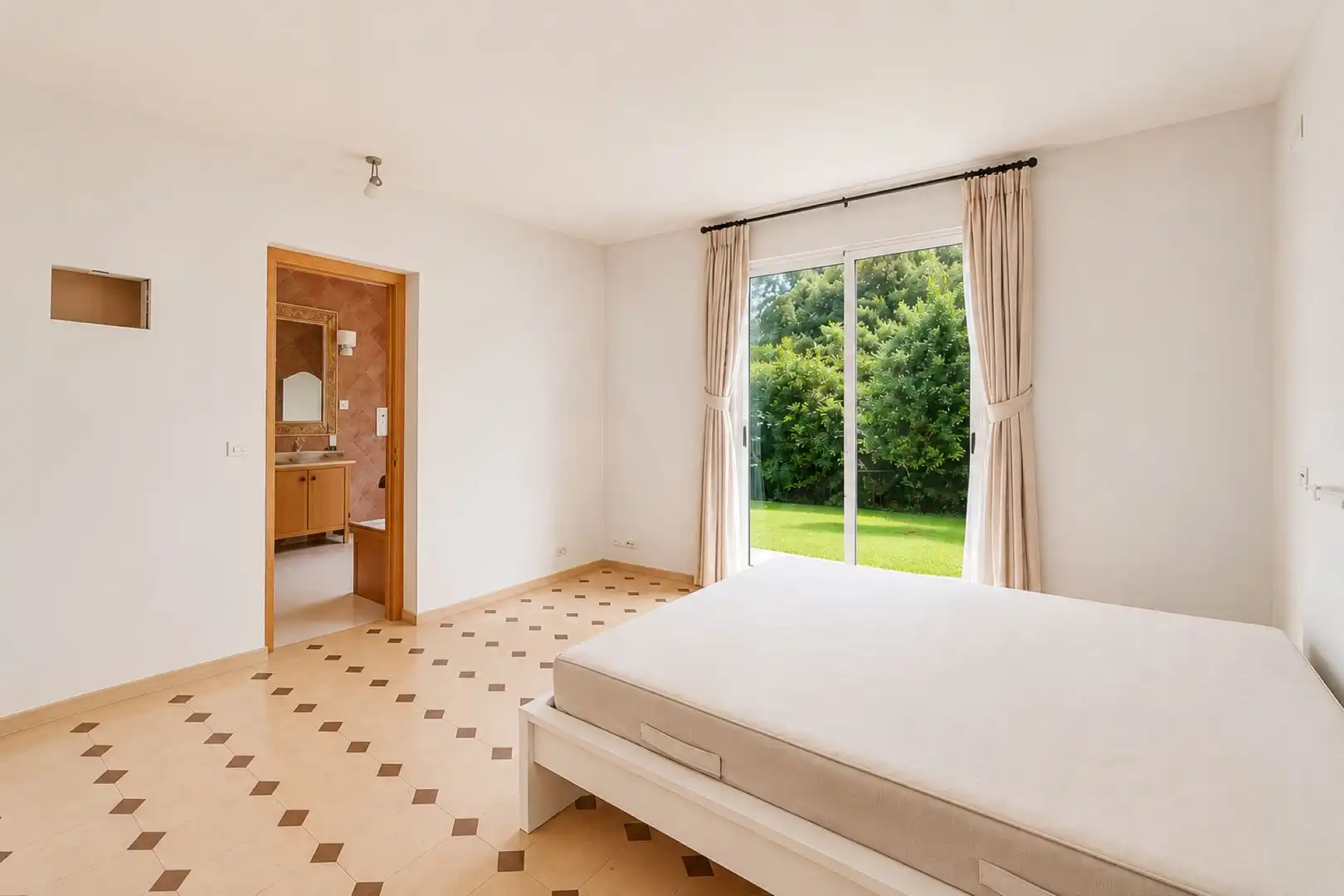 Dormitori de Casa o xalet en venda en Marbella amb Aire condicionat i Terrassa