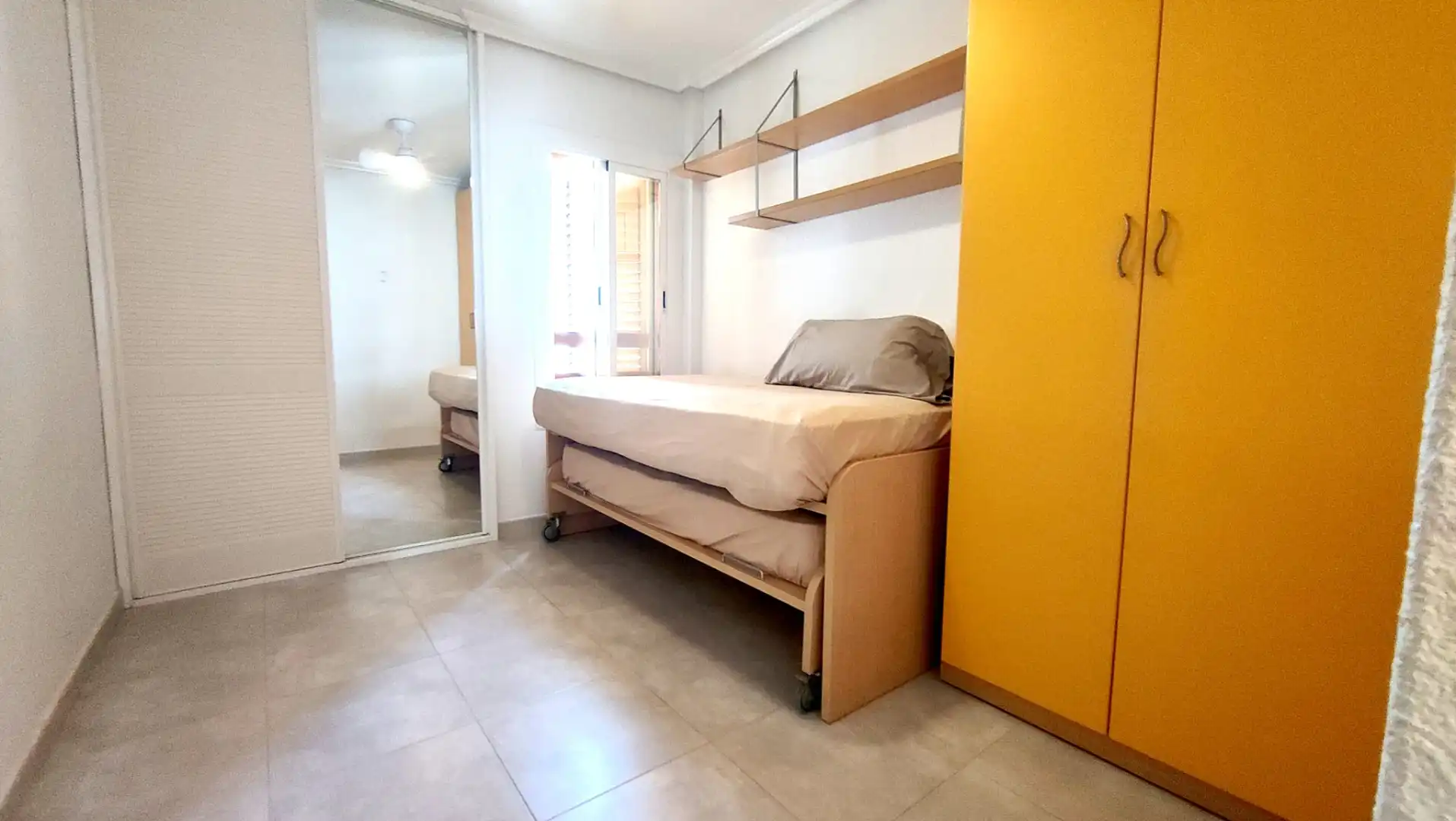 Dormitori de Apartament de lloguer en Santa Pola amb Aire condicionat, Calefacció i Terrassa