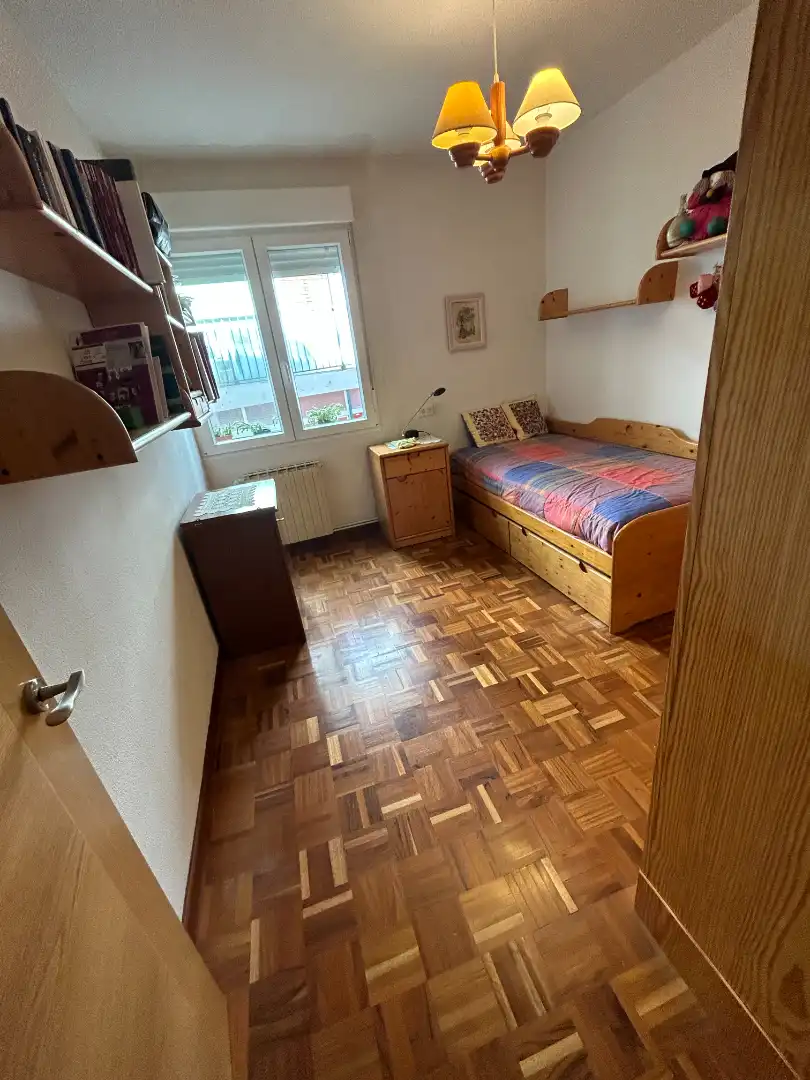Dormitori de Pis en venda en Burgos amb Calefacció, Parquet i Moblat
