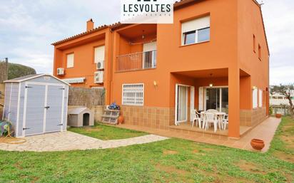 Vista exterior de Casa adosada en venda en Mont-ras amb Calefacció, Jardí privat i Terrassa