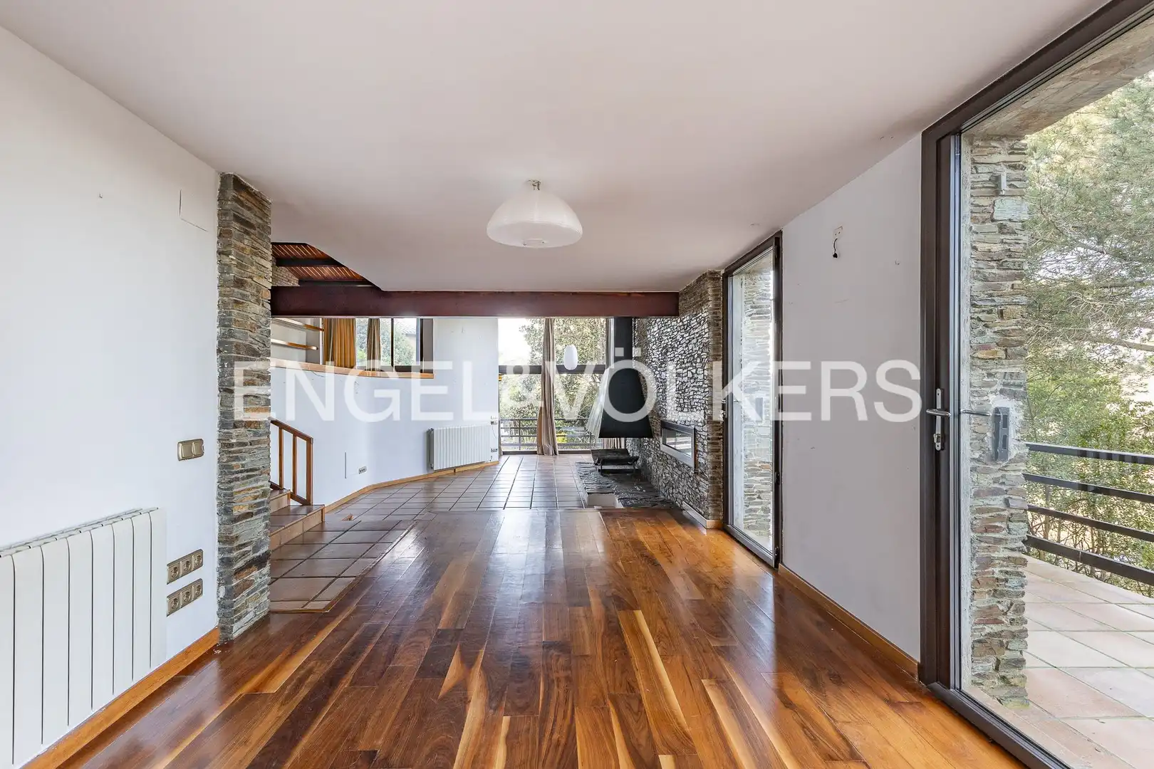 Living room of Houses for sale in Barcelona  with Heating, Private garden and Parquet flooring