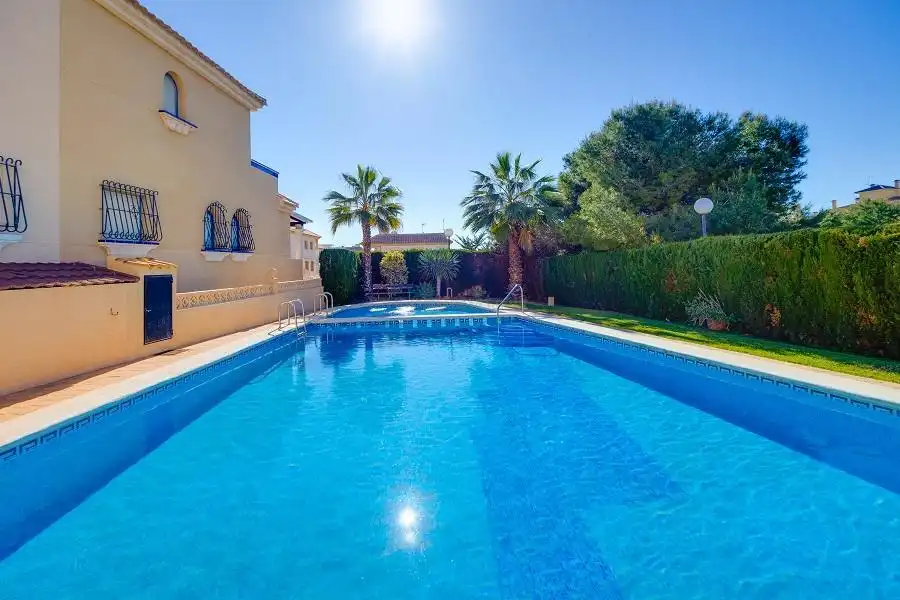 Piscina de Casa adosada en venda en Orihuela amb Aire condicionat, Calefacció i Traster