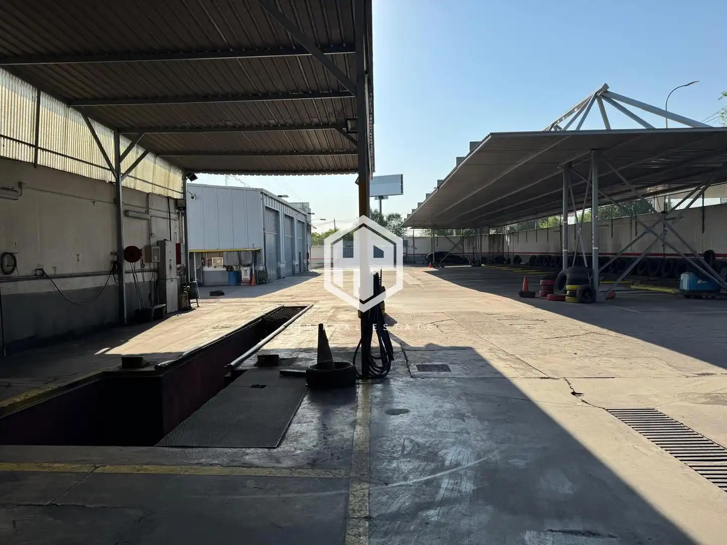 Vista exterior de Nau industrial de lloguer en Madrid amb Calefacció i Alarma