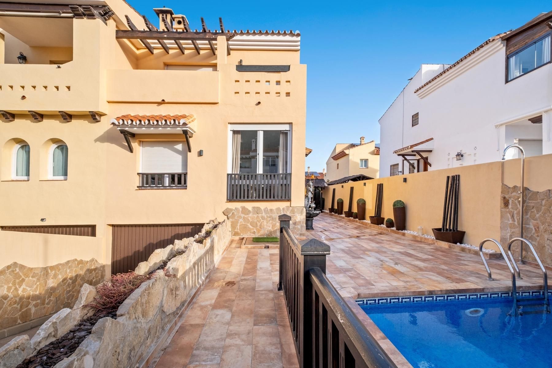 Exterior view of Single-family semi-detached for sale in Alhaurín de la Torre  with Air Conditioner, Heating and Private garden