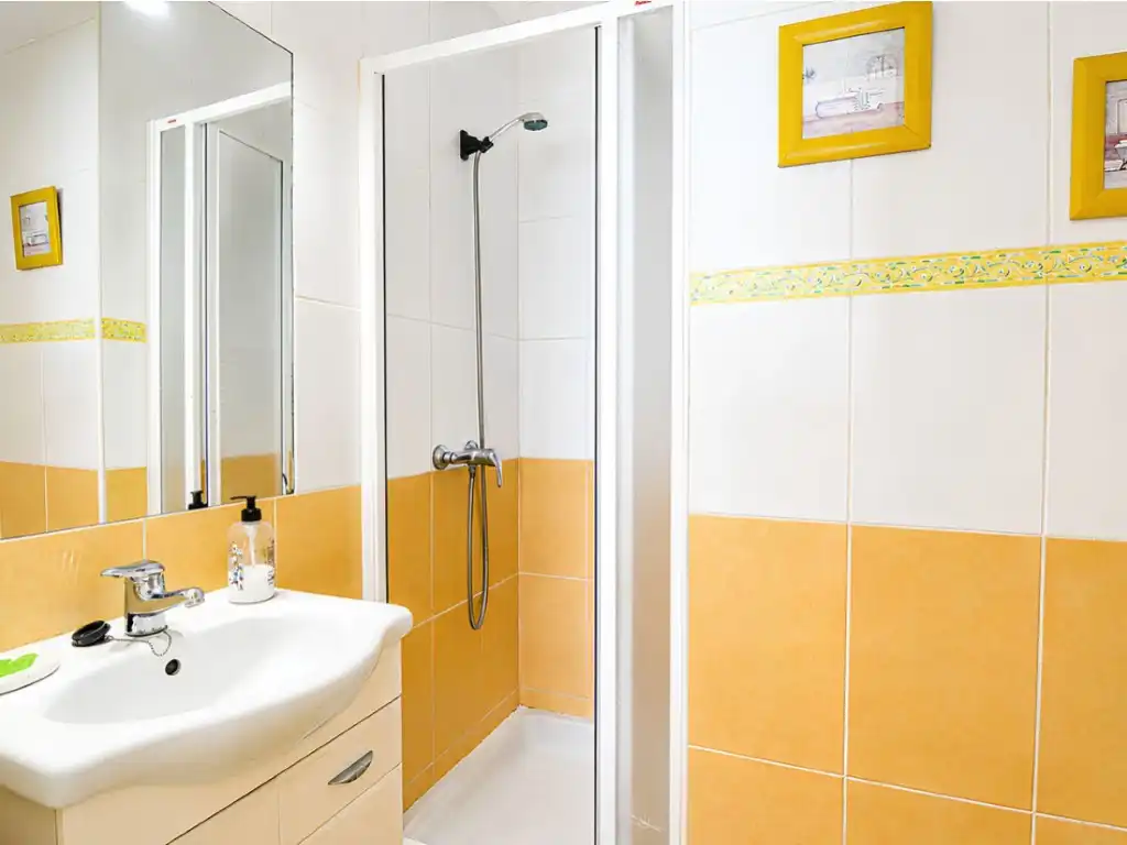 Baño de Piso en venta en Fuengirola con Aire acondicionado, Terraza y Amueblado