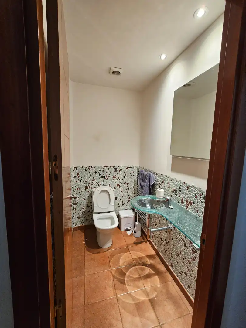 Baño de Casa adosada de alquiler en Figueres con Calefacción, Jardín privado y Terraza