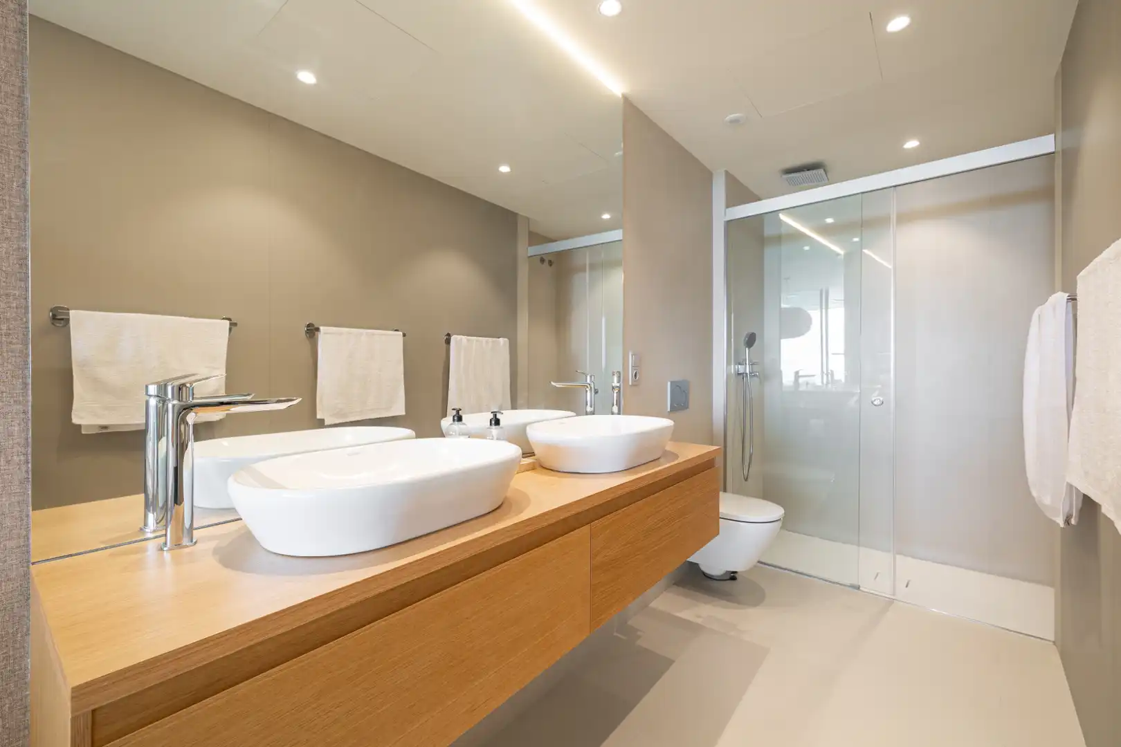 Badezimmer von Wohnungen zur Miete in Fuengirola mit Klimaanlage, Terrasse und Möbliert