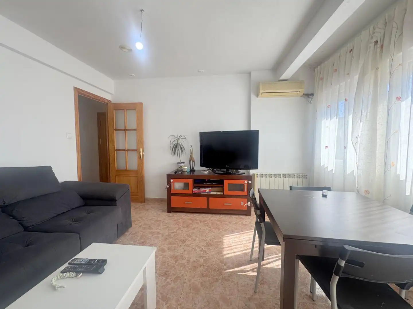 Wohnzimmer von Wohnung zum Verkauf in Candeleda mit Klimaanlage und Heizung
