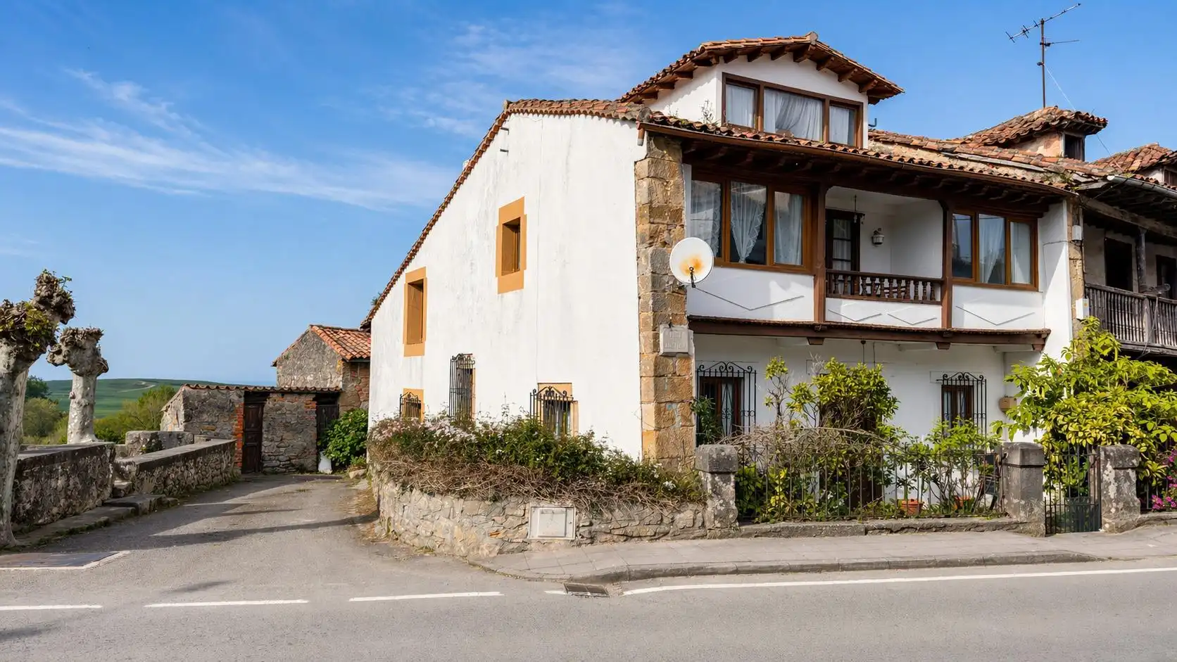 Vista exterior de Casa o xalet en venda en Alfoz de Lloredo amb Jardí privat