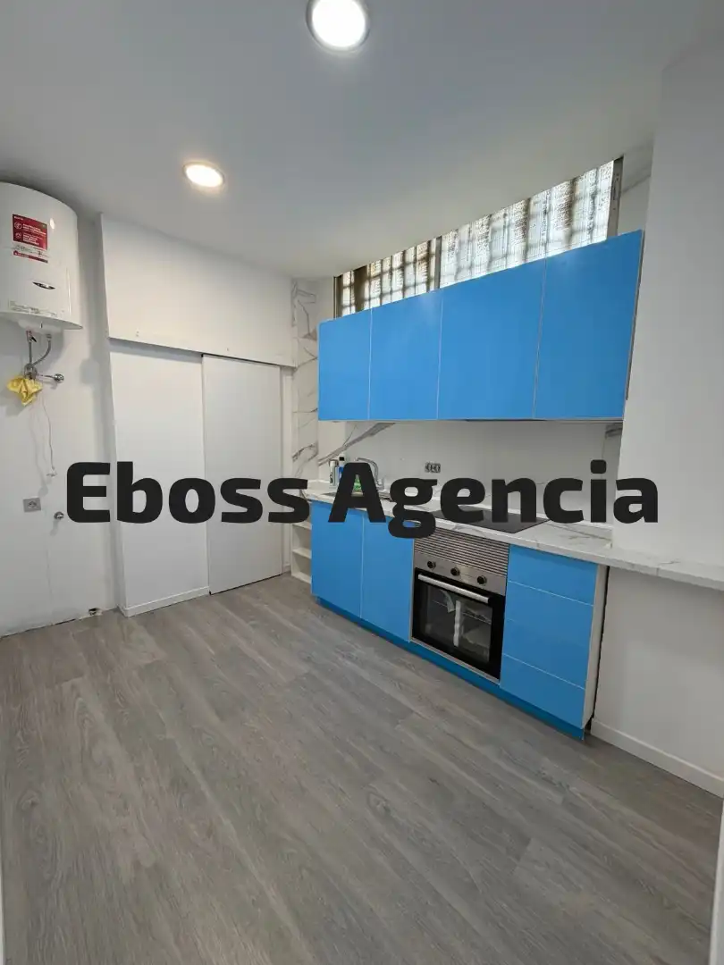Cuina de Local en venda en L'Hospitalet de Llobregat amb Parquet