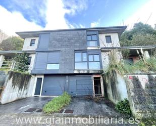 Vista exterior de Casa adosada en venda en Gondomar amb Jardí privat