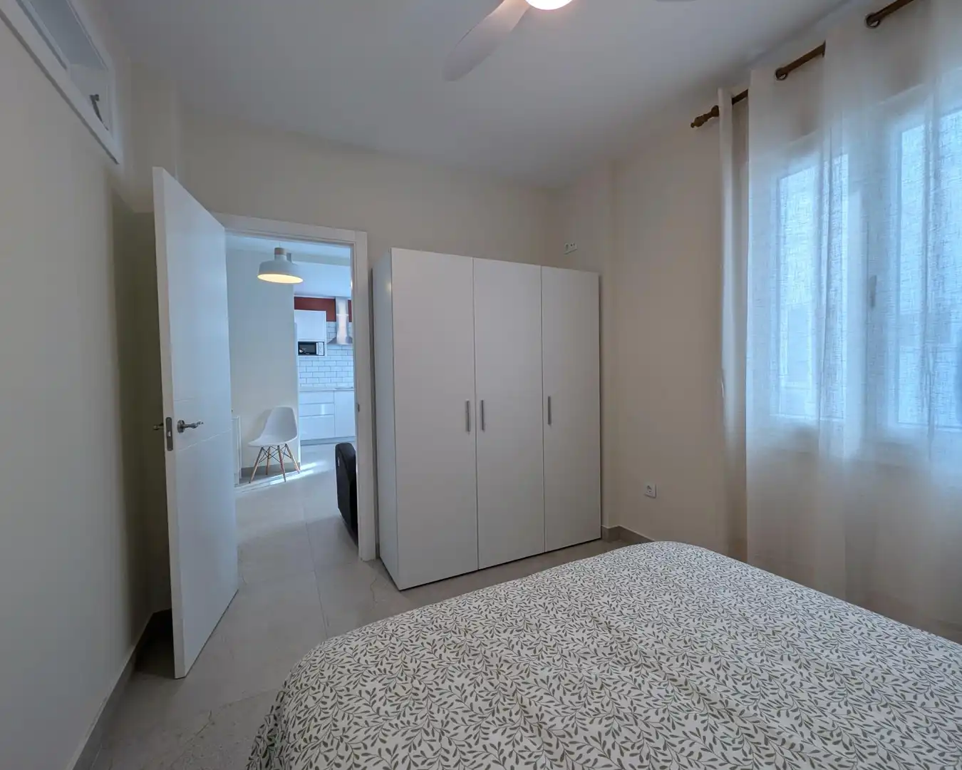 Dormitori de Apartament de lloguer en Sevilla amb Aire condicionat i Moblat
