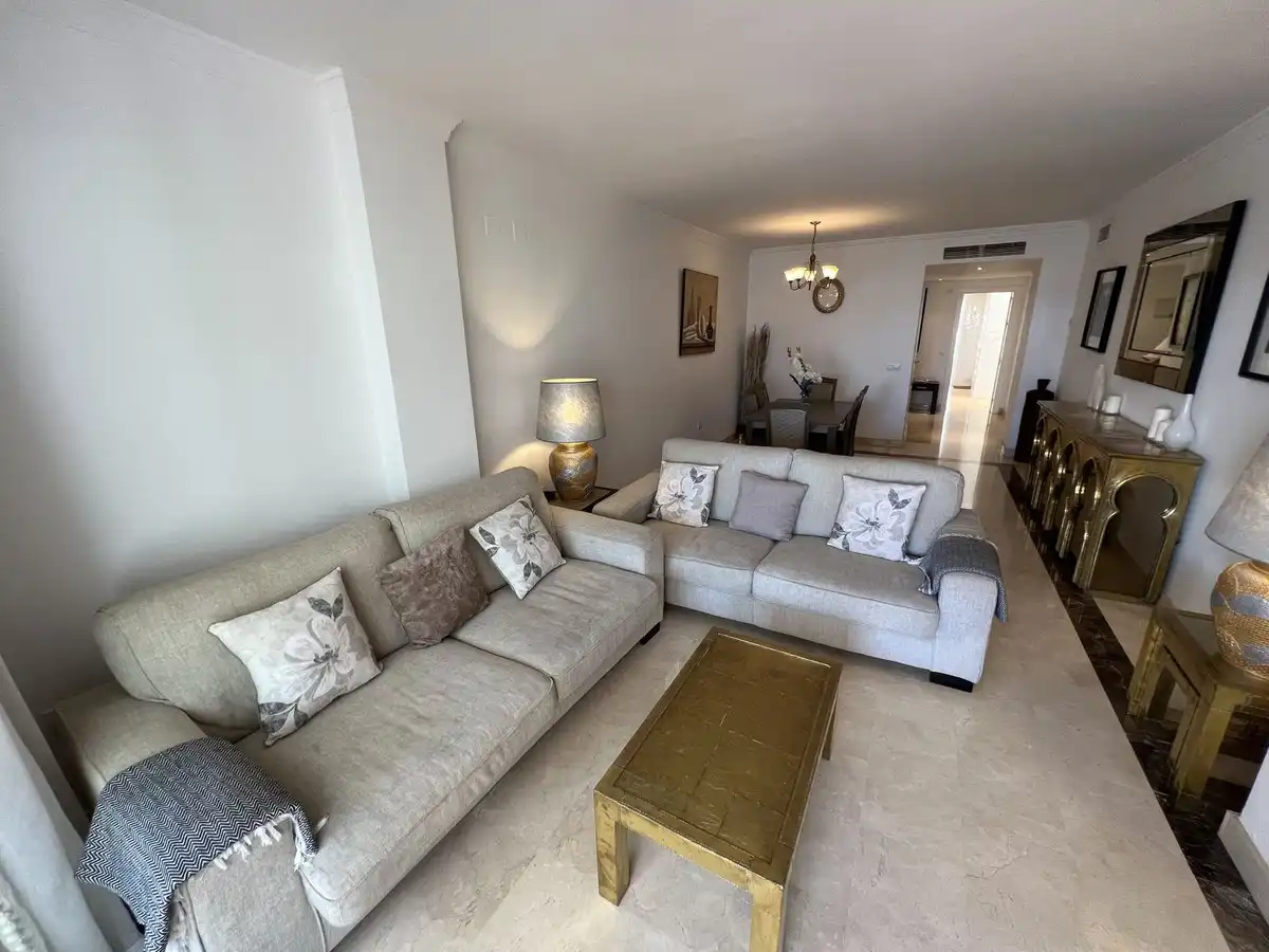 Sala de estar de Piso en venta en Marbella con Terraza, Trastero y Amueblado