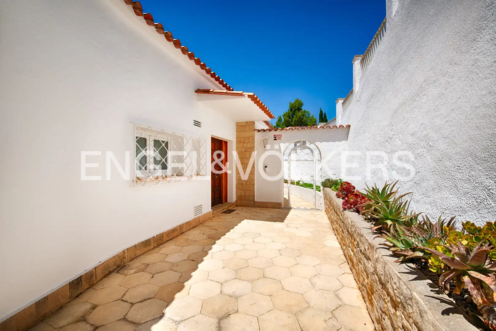 Vista exterior de Casa o xalet en venda en Roses amb Jardí privat, Terrassa i Piscina