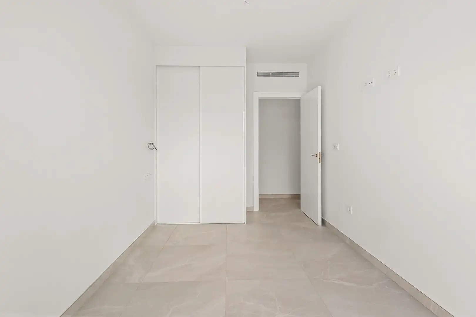 Schlafzimmer von Wohnung zum Verkauf in Torrevieja mit Klimaanlage, Heizung und Terrasse
