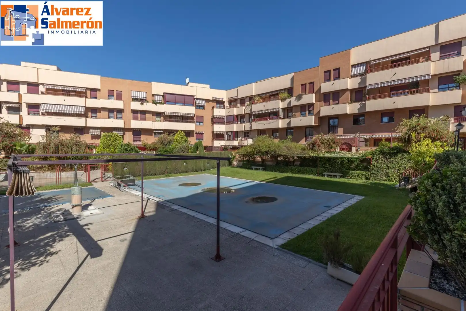 Vista exterior de Pis de lloguer en Granada amb Calefacció, Terrassa i Piscina comunitària