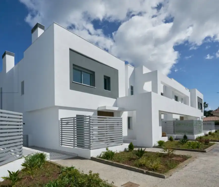 Außenansicht von Wohnung zum Verkauf in Marbella mit Terrasse, Abstellraum und Schwimmbad