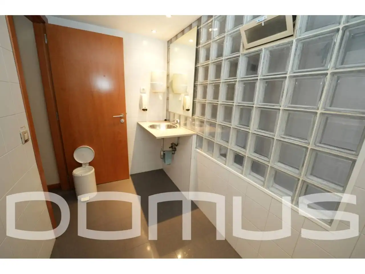 Baño de Oficina de alquiler en Sant Boi de Llobregat con Aire acondicionado y Calefacción