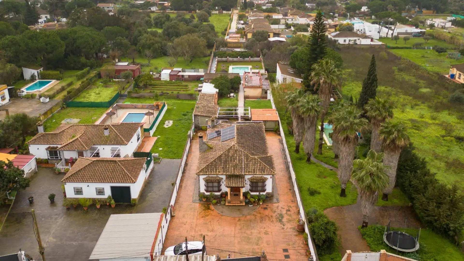 Vista exterior de Casa o xalet en venda en Chiclana de la Frontera amb Aire condicionat, Jardí privat i Terrassa