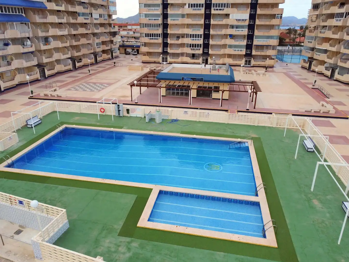 Piscina de Apartament de lloguer en La Manga del Mar Menor amb Calefacció, Terrassa i Piscina comunitària