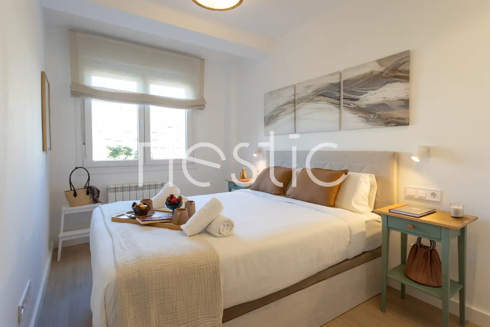 Dormitori de Apartament de lloguer en Madrid amb Aire condicionat, Calefacció i Moblat
