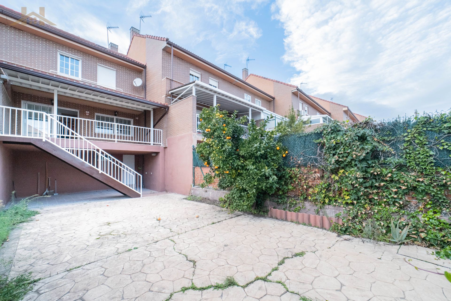 Vista exterior de Casa o xalet en venda en Arroyomolinos (Madrid) amb Calefacció, Jardí privat i Parquet