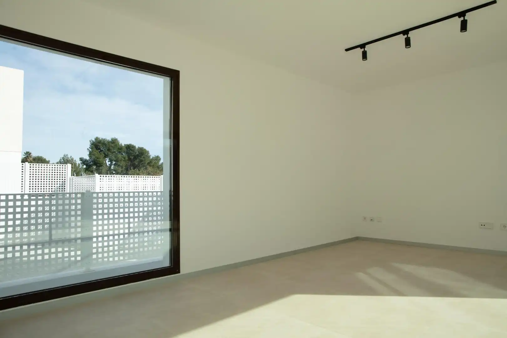 Casa adosada de alquiler en Rocafort con Aire acondicionado, Calefacción y Jardín privado