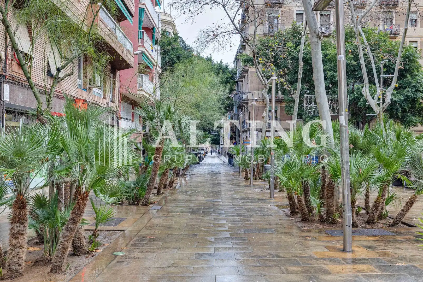 Vista exterior de Local en venda en Barcelona amb Aire condicionat i Moblat