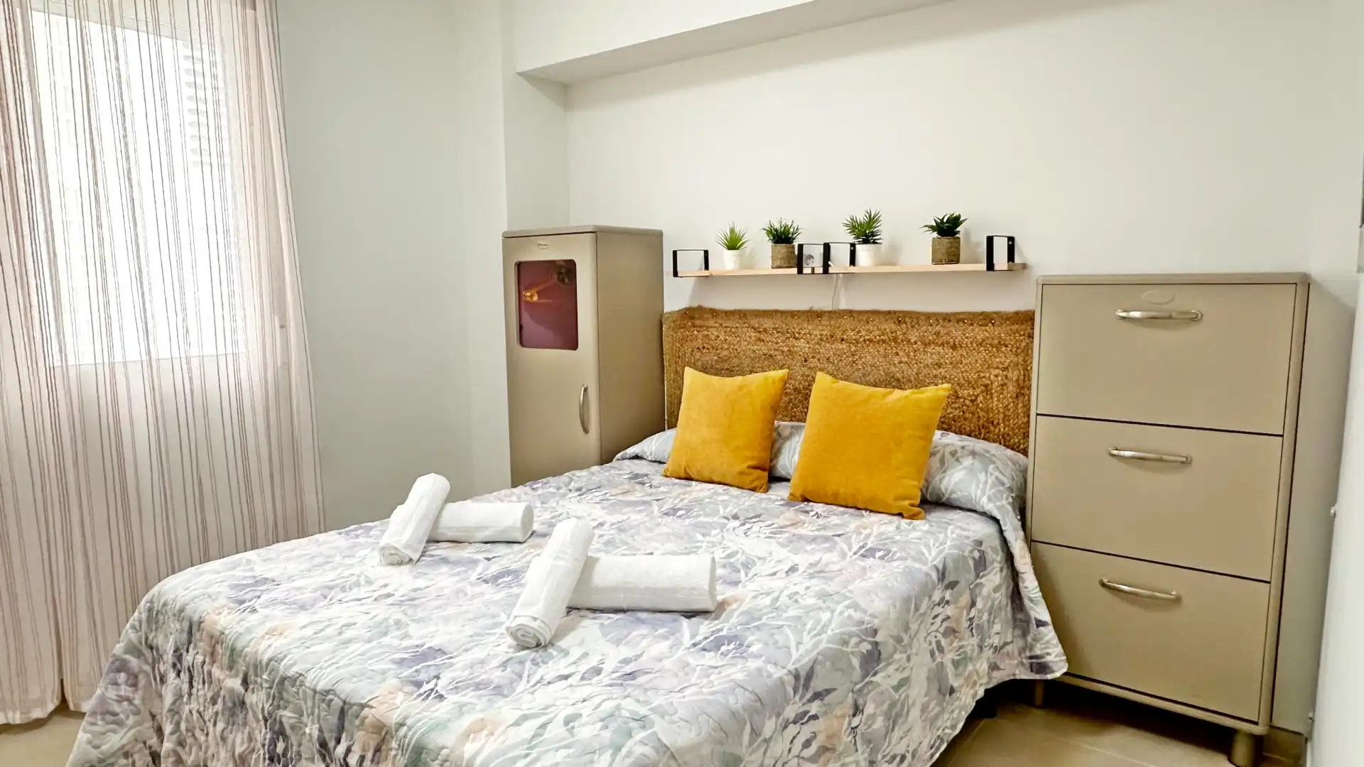 Dormitori de Apartament de lloguer en Gandia amb Aire condicionat, Calefacció i Moblat