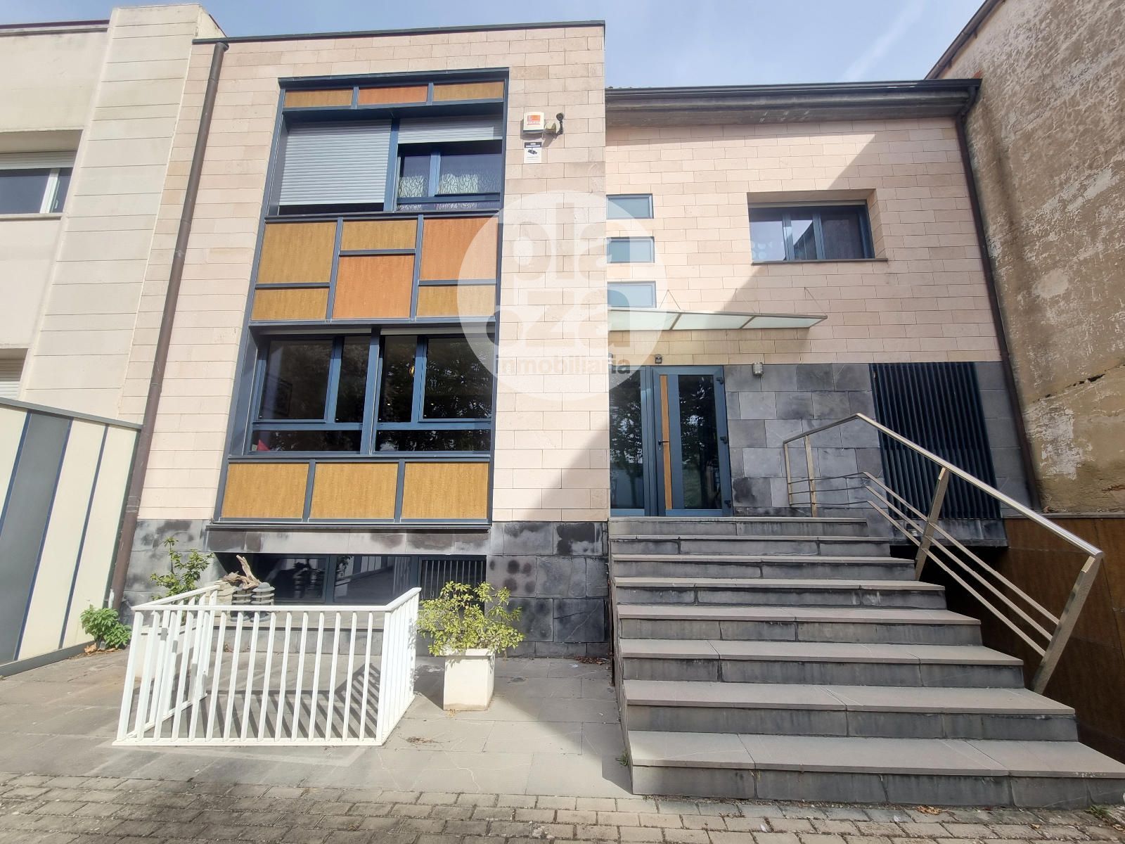 Vista exterior de Casa o xalet en venda en Burgos Capital amb Calefacció, Terrassa i Traster