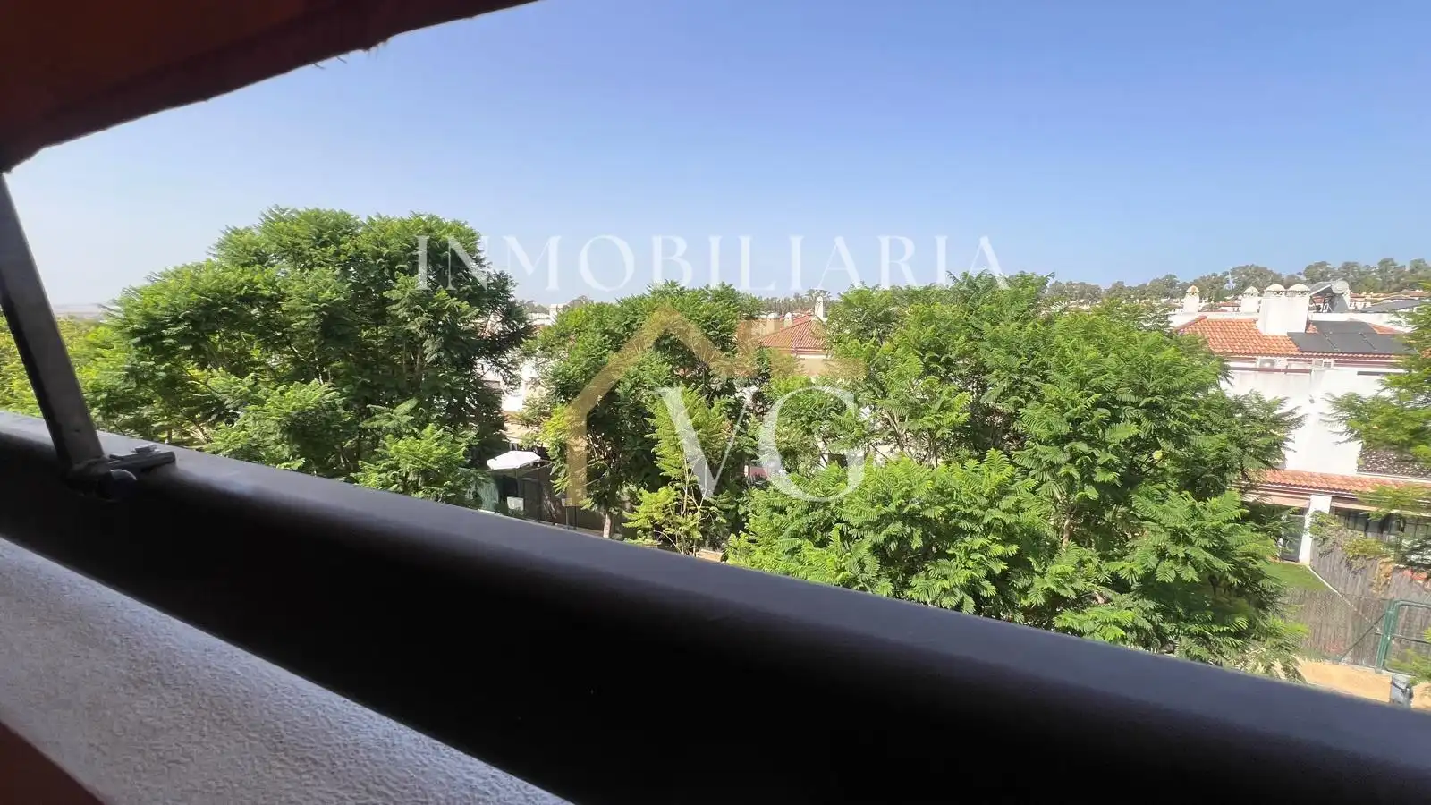 Vista exterior de Àtic en venda en Guillena amb Terrassa, Traster i Piscina