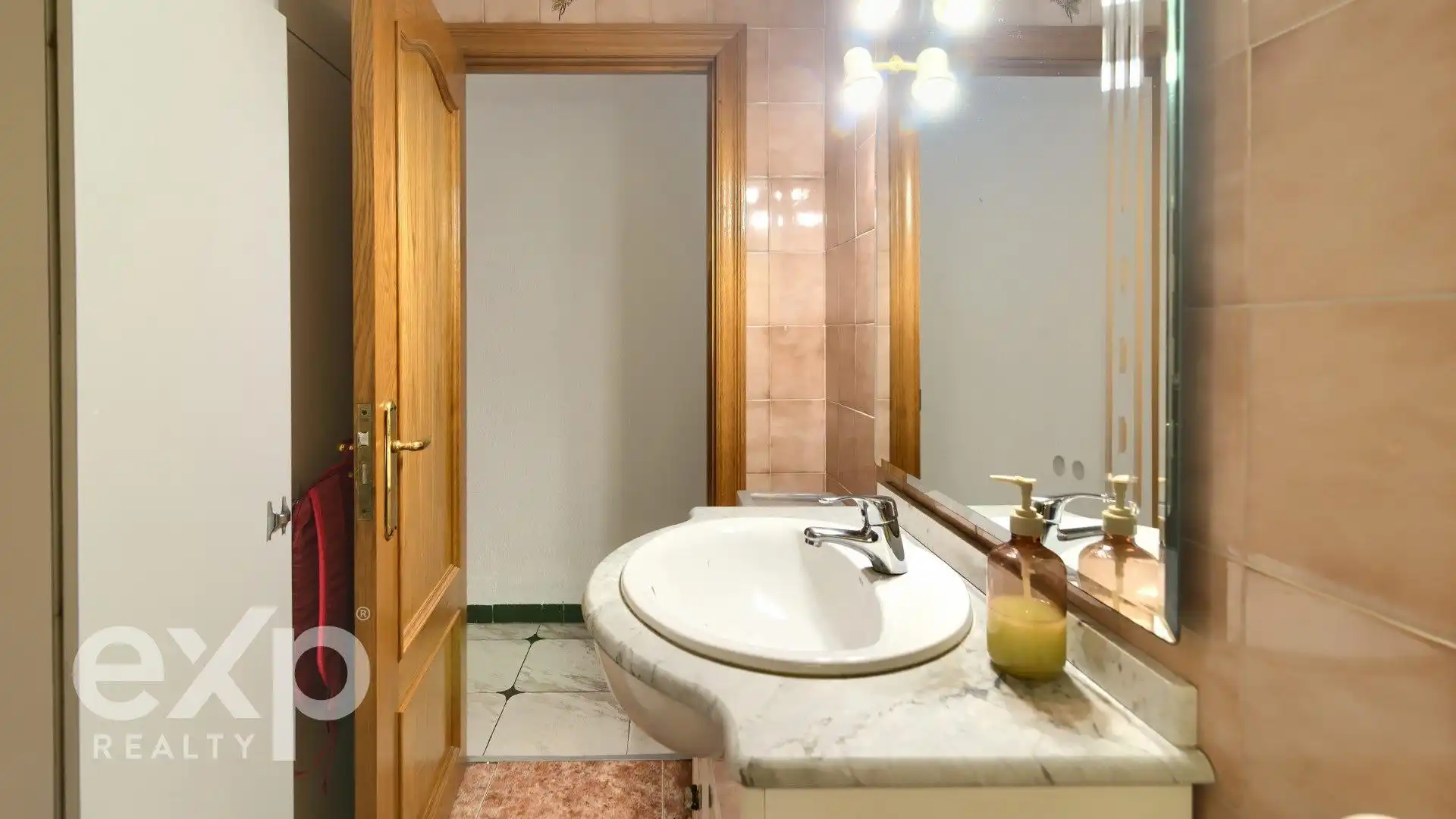 Bathroom of Flat for sale in Valencia  with Air Conditioner, Heating and Terrace