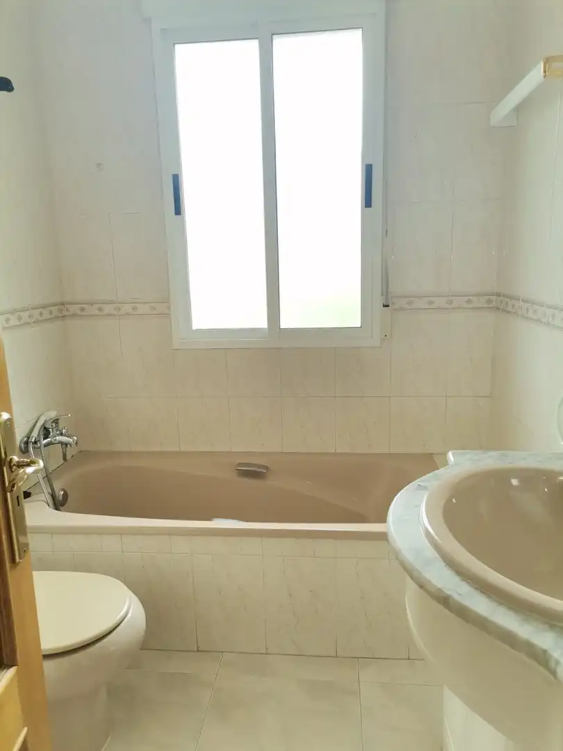 Baño de Casa o chalet de alquiler en A Mezquita  con Calefacción, Terraza y Trastero
